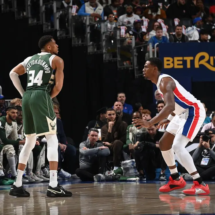 雄鹿全队发威，轻松击败活塞