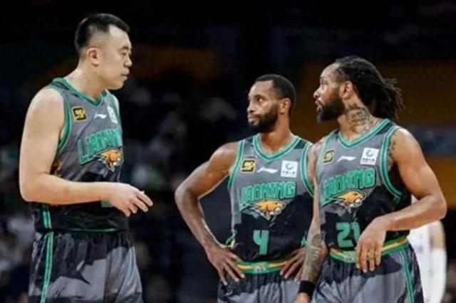 三亿体育体育官网app-篮球巡回赛上演激烈交锋，劲敌激烈对抗