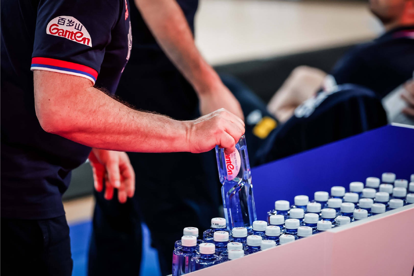 换下口中的水，出战比赛，展现真正实力的简单介绍