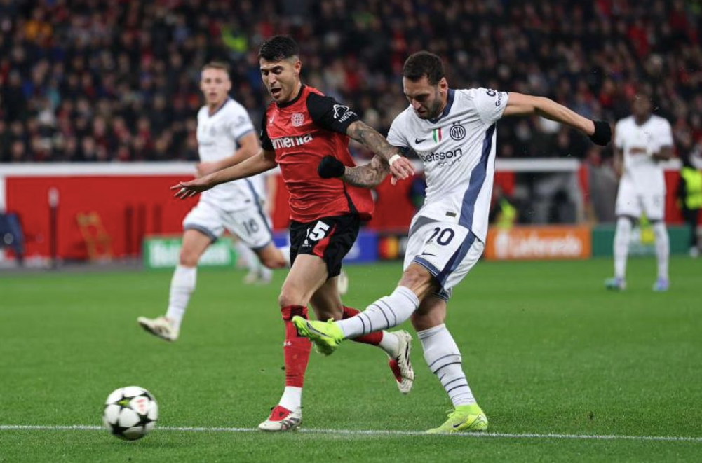 三亿体育体育链接-关于足球联赛焦点对决，强强碰撞即将上演!的信息