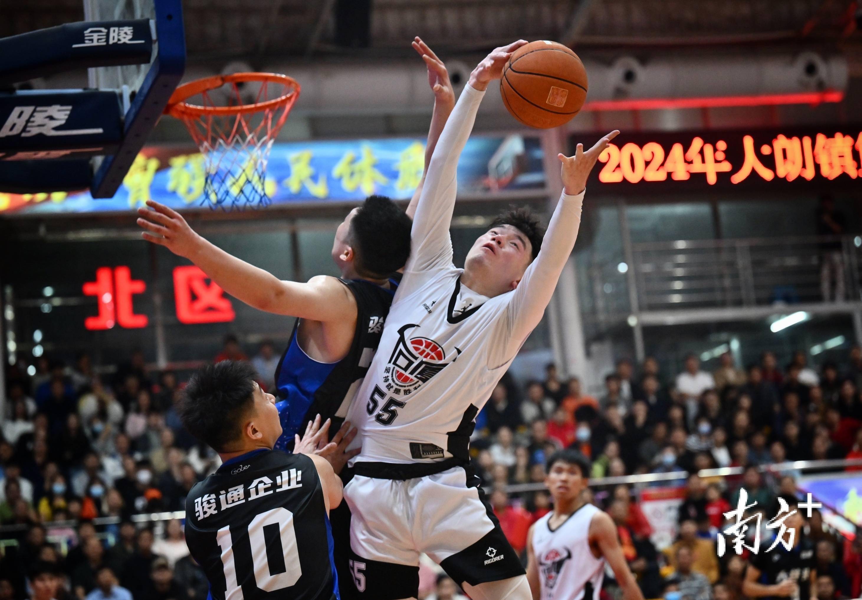 跨国篮球比赛中出现惊人的突破