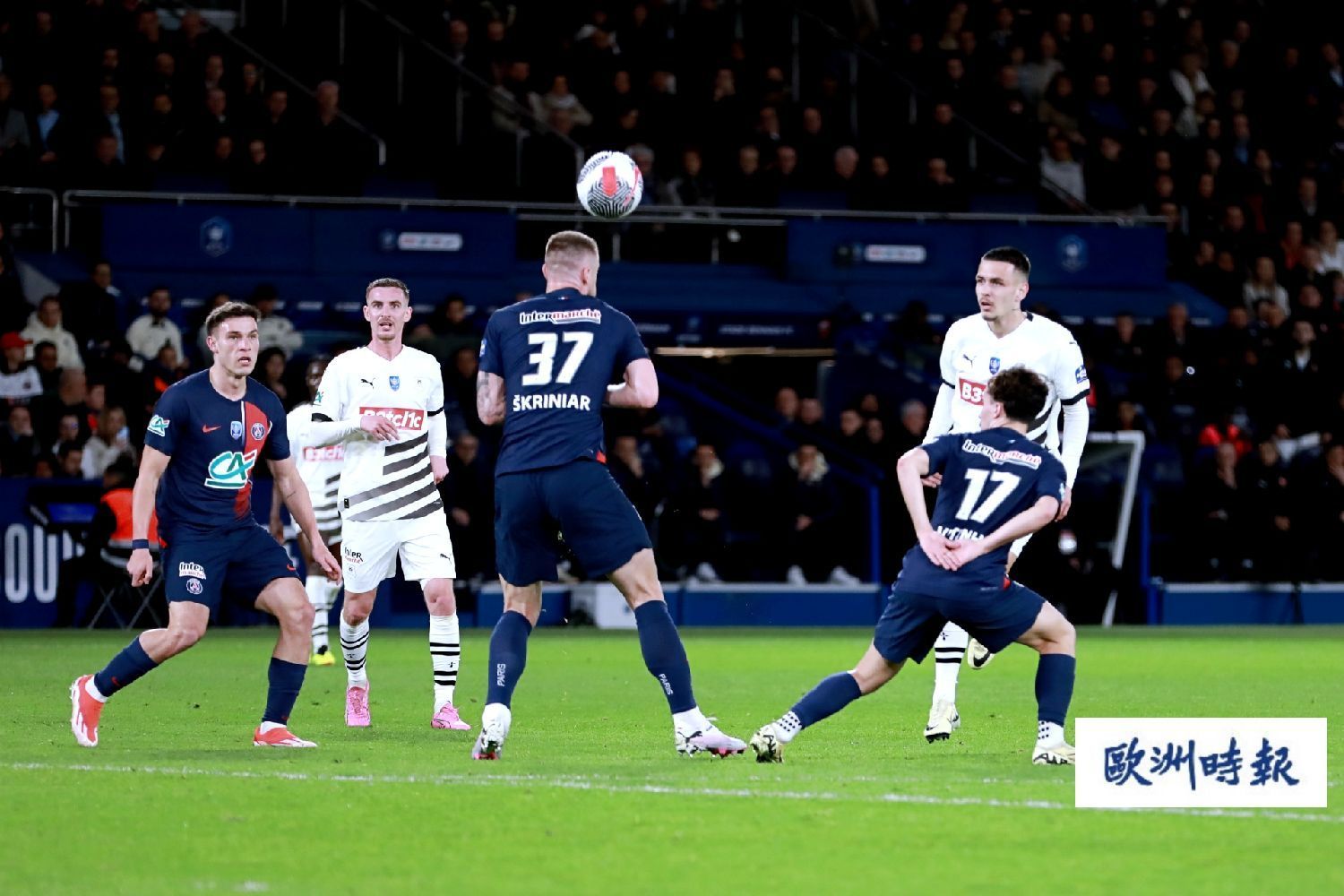 法国队在足球大赛上大放异彩，夺得桂冠