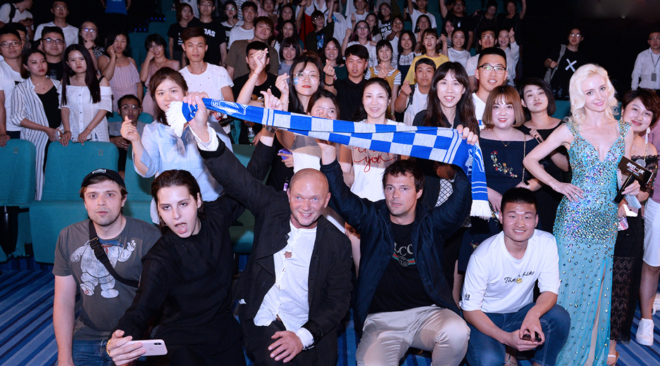 包含都灵队长领衔表现出色，赢得球迷掌声的词条