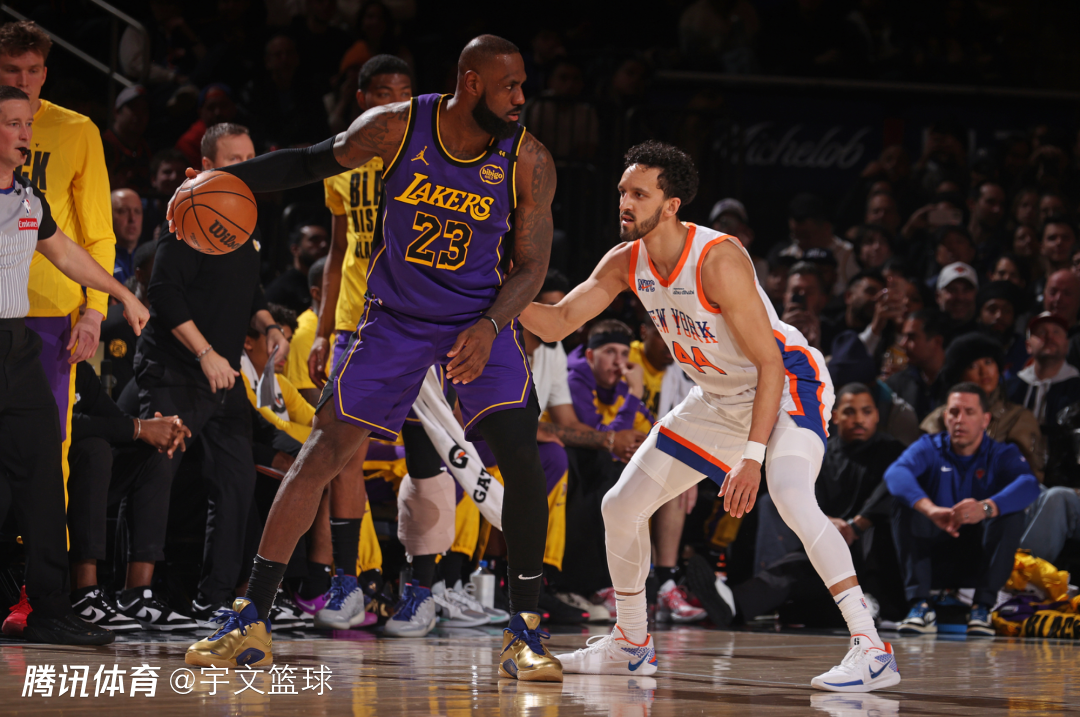 三亿体育体育新闻-湖人大胜尼克斯，詹姆斯独揽三双