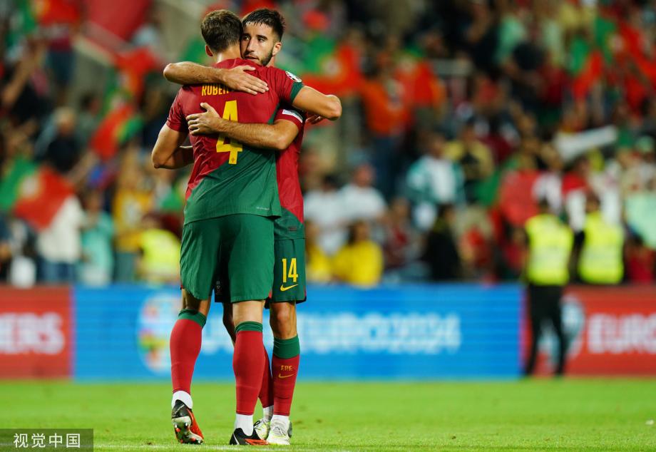 包含葡萄牙客场-轻取卢森堡，罗纳尔多梅开二度的词条