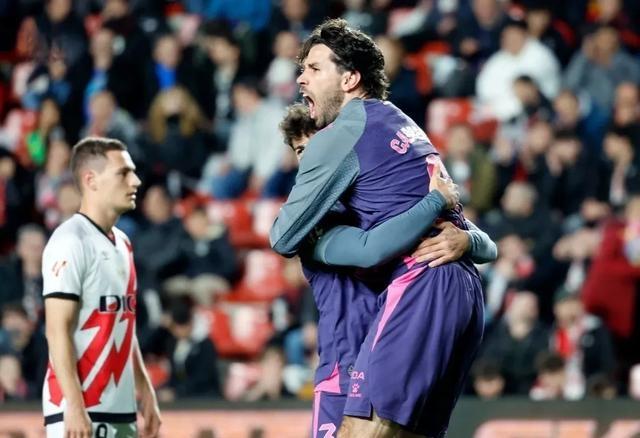 奥格斯堡中场离队转会，引发球迷不满的简单介绍