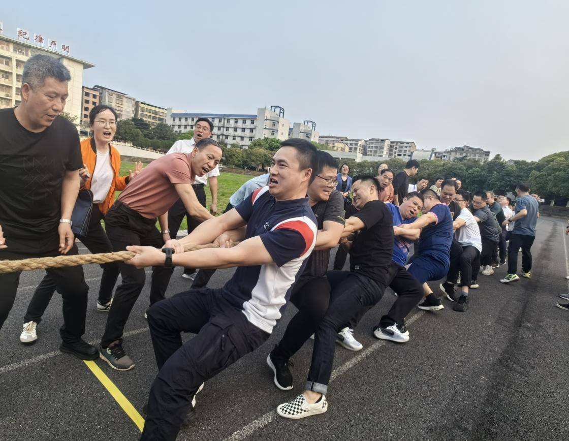 挥汗奉献热火激扬，赛场情感真挚的简单介绍