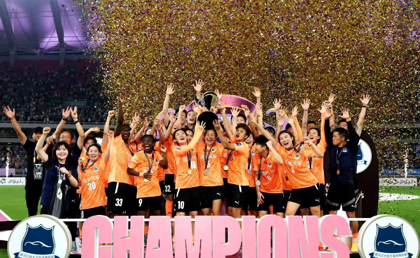 秘鲁排球选手在东京斩获金牌